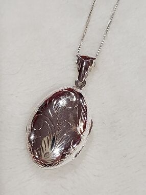 Sterling Silver Vintage Style Oval Engraved Locket Necklace